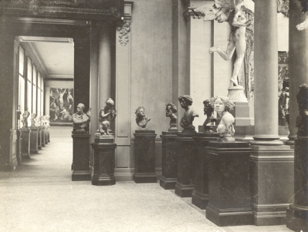 Photographie allemande de l’exposition Geborgene Kunstwerke aus dem besetzten Nordfrankreich, salon Carpeaux ©Musée des Beaux-arts de Valenciennes.